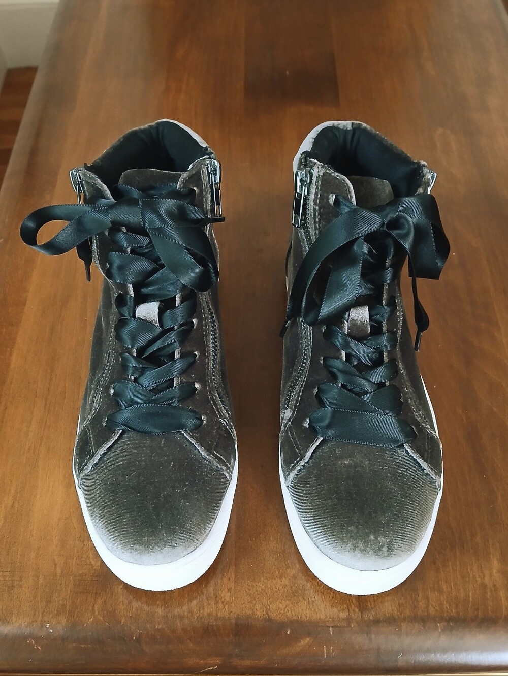 Like New-Steve Madden Olive Green Fashion Sneakers